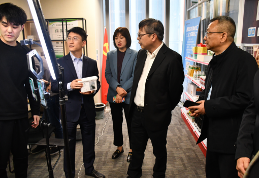 省國貿集團副總經(jīng)理張勇一行赴浙江化工廣交會直播間觀展指導